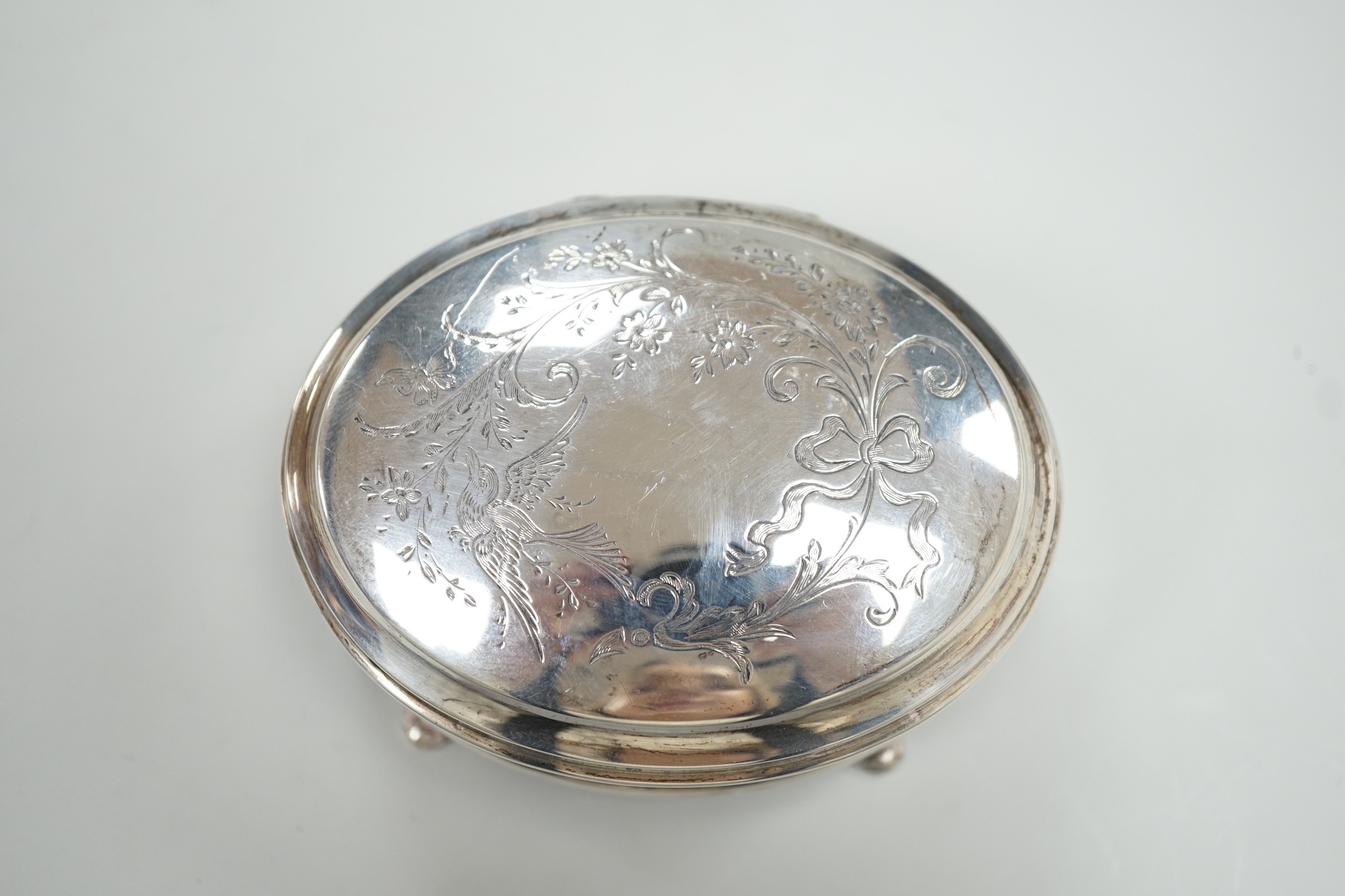 A George V engraved silver mounted oval trinket box, Joseph Gloster Ltd?, Birmingham, 1924, 10.1cm.